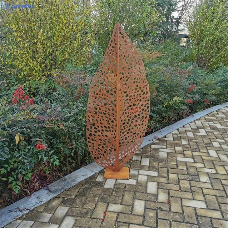 Zarjavela kovinska vrtna skulptura iz jesenskih listov