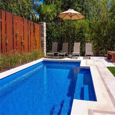 Ograja z zarjavelimi barvnimi zasloni