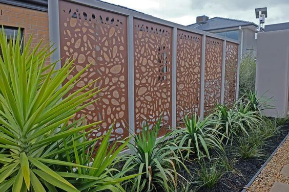 Lasersko izrezane plošče za zasebnost