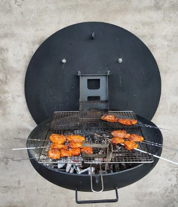 Črna stenska zložljiva rešetka