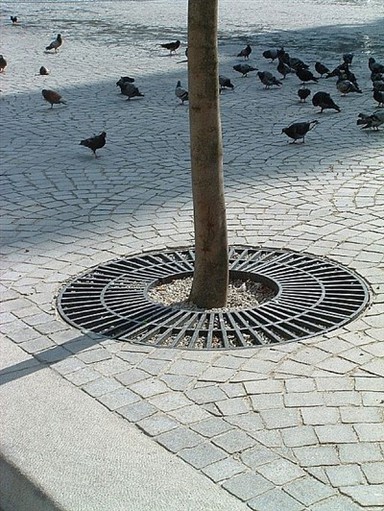 Rjavela jeklena drevesna rešetka